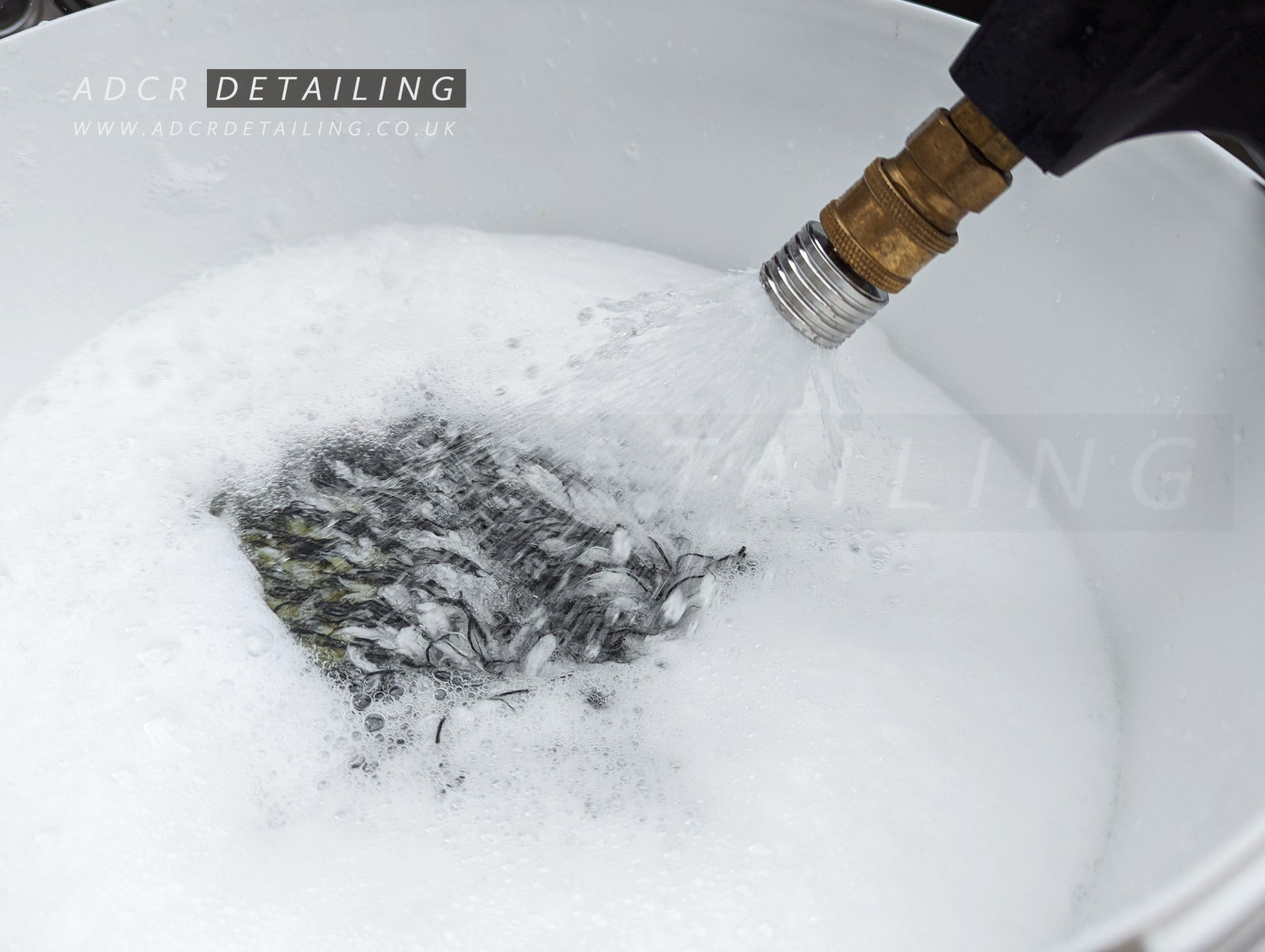 1/4in Quick Release Shower head Nozzle Frothing Shampoo in a detailing bucket