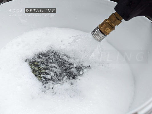 1/4in Quick Release Shower head Nozzle Frothing Shampoo in a detailing bucket