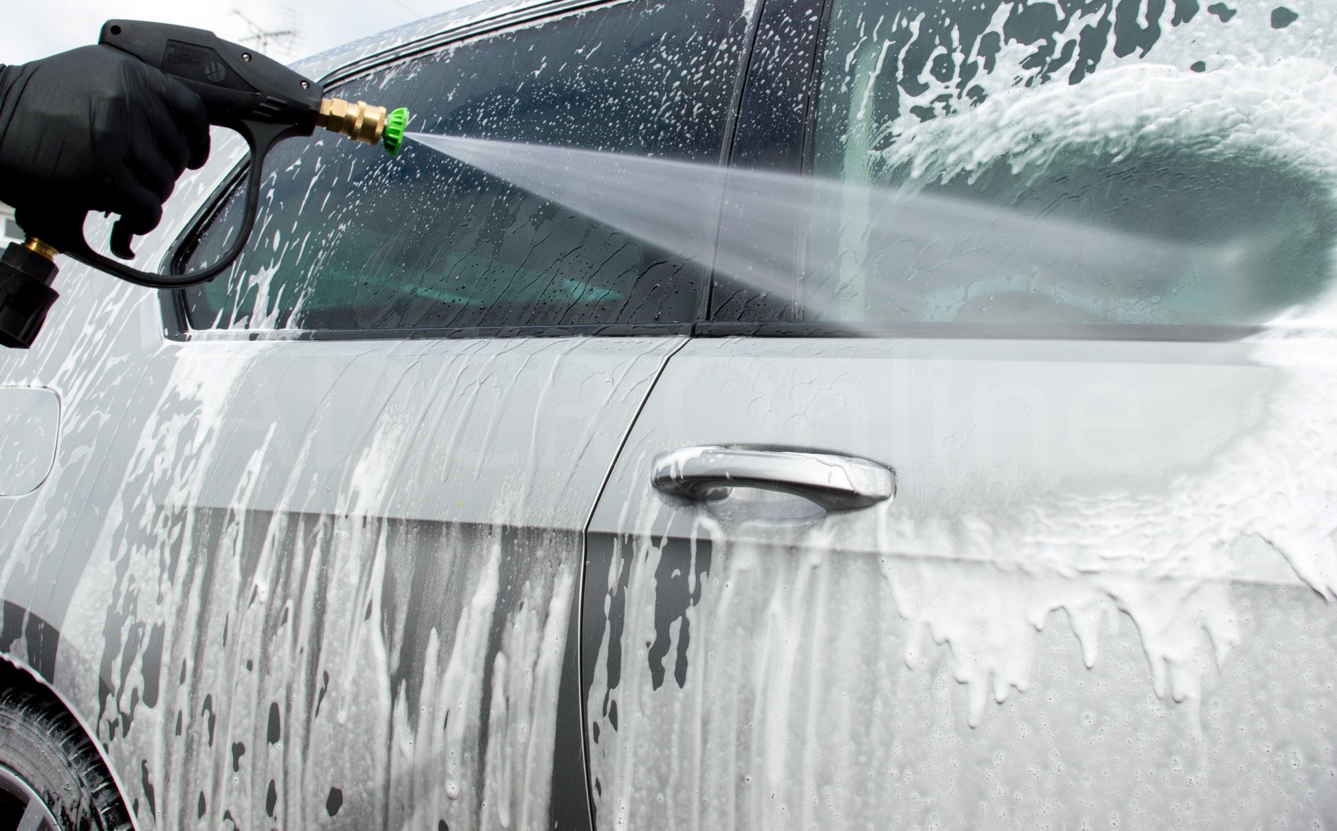 ADCR Detailing Classic Short Trigger Gun compatible with Karcher K Series (K2, K3, K4, K5, K7 etc). Pressure rinsing snow foam off a car with included quick release nozzles.